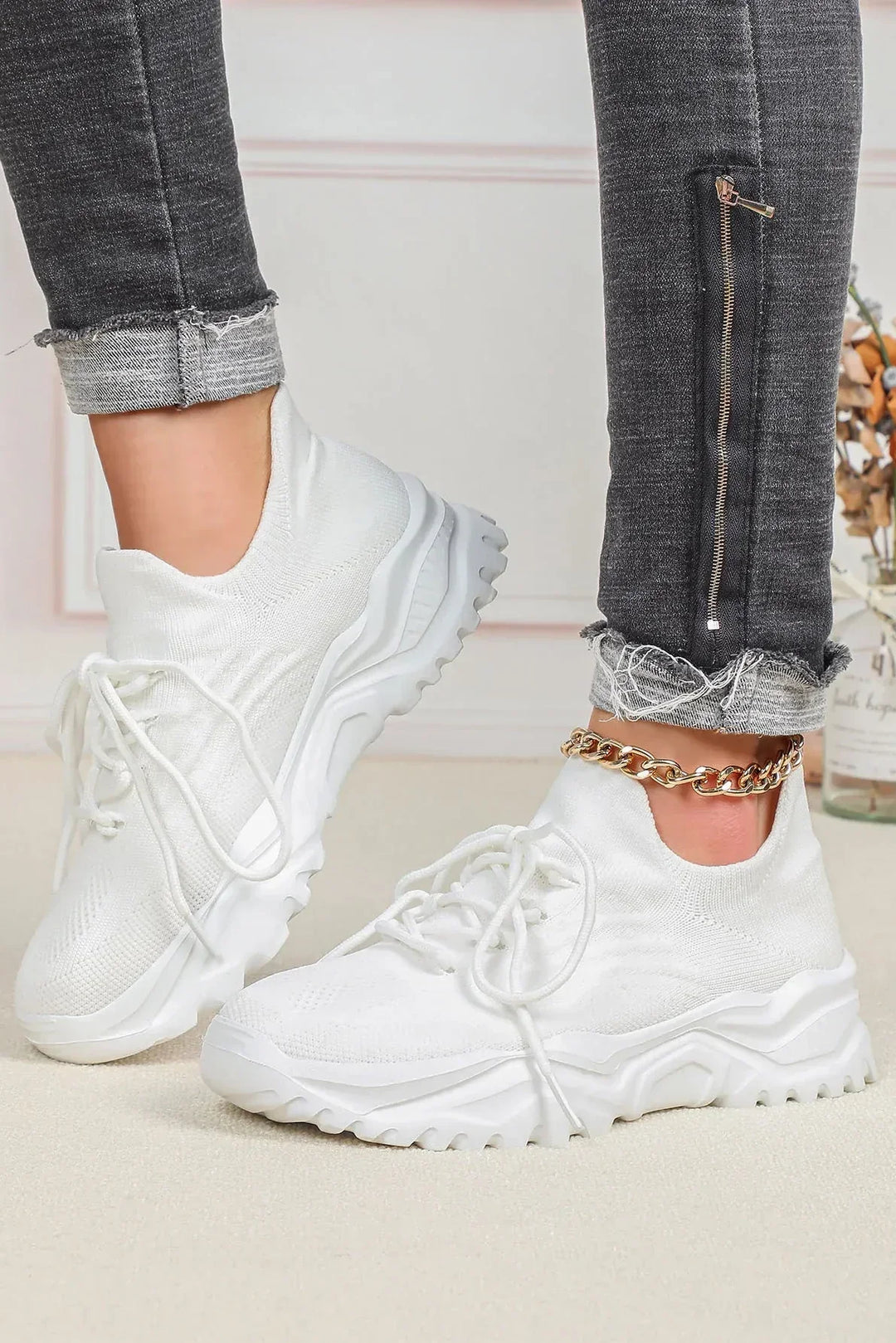 Witte dames sneakers Abbey. Comfortabele, lichtgewicht platte sportschoenen met orthopedische ondersteuning.