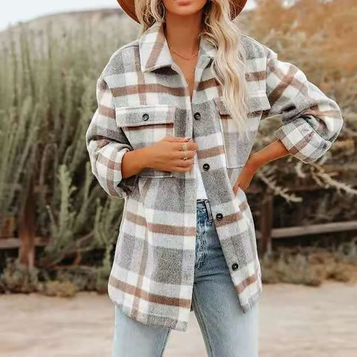 Veelzijdige damesblouse met ruitpatroon, perfect voor casual en zakelijk-casual damesmode.