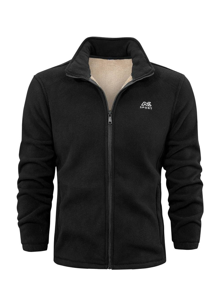 Man draagt stijlvol heren fleecevest met opstaande kraag; comfortabele bovenkleding voor een casual herfstlook.