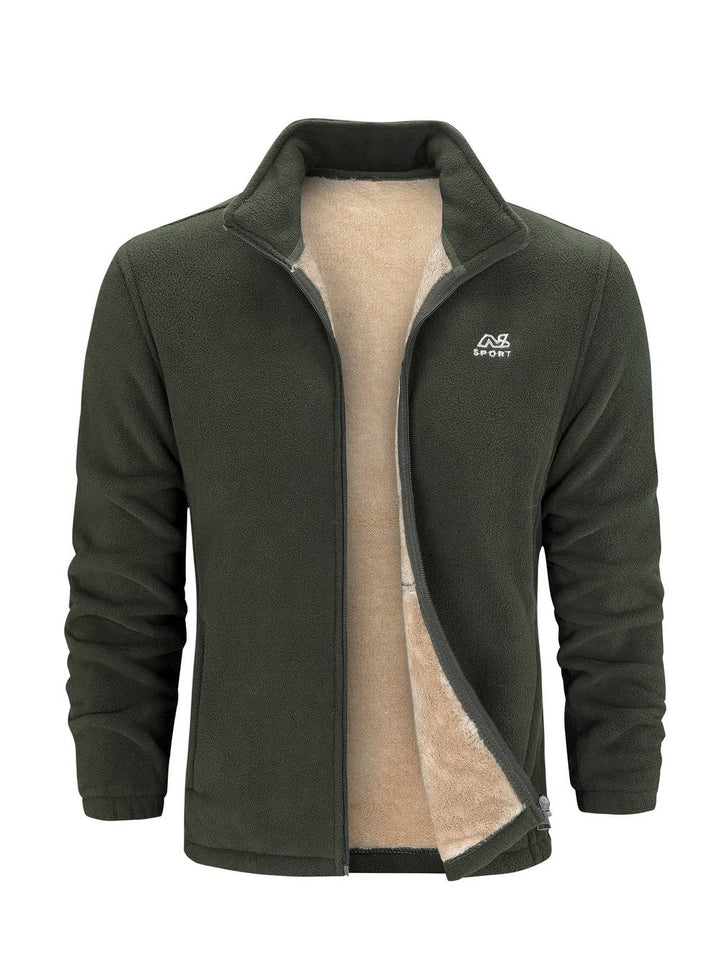 Detail van de opstaande kraag en robuuste ritssluiting van dit warme heren fleecevest, comfortabel en praktisch.