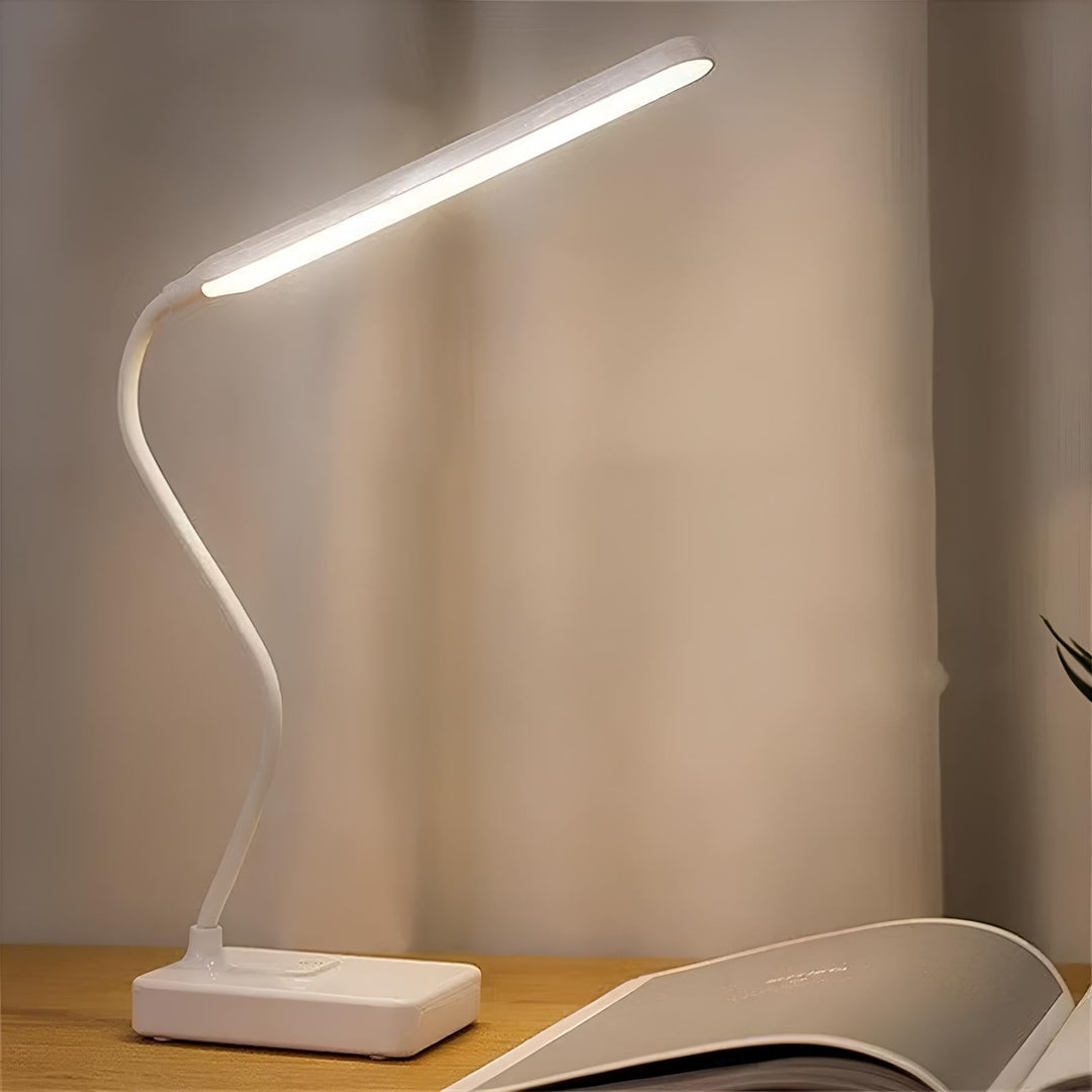 Strakke, moderne LumoFlex LED studielamp in minimalistisch design, verrijkt elke werkplek esthetisch.