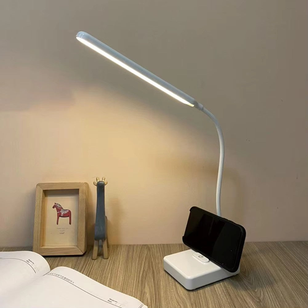 Dimbare LED bureaulamp LumoFlex toont diverse lichtsterktes voor optimale werk- en leesomstandigheden.
