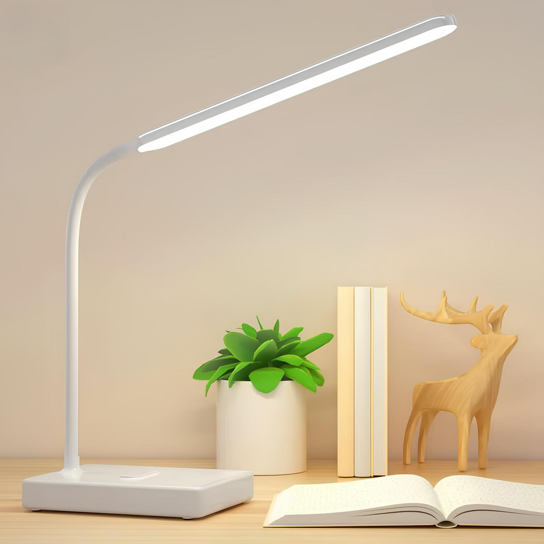 Witte flexibele LED tafellamp op een opgeruimd bureau, perfect voor thuiswerken en studie.