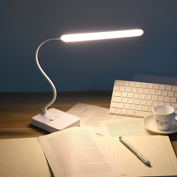 Detail van de flexibele hals van de LumoFlex LED bureaulamp voor aanpasbaar en gericht licht.