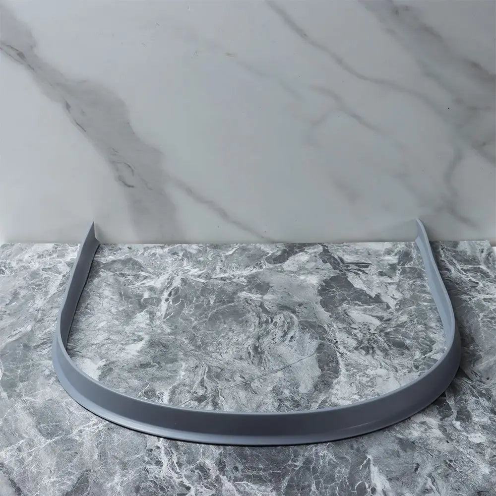 Akua WaterStopper, een flexibel badkameraccessoire dat wateroverloop uit de douche effectief voorkomt.