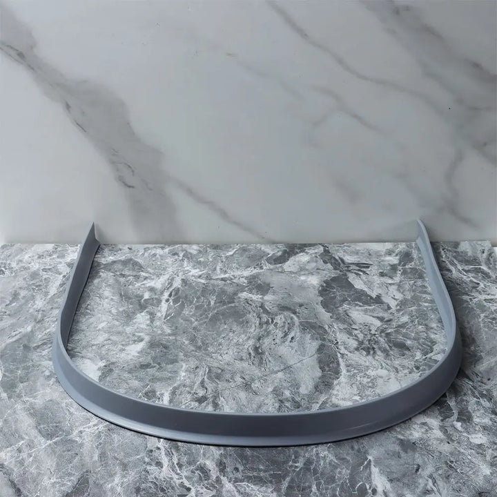 Akua WaterStopper, een flexibel badkameraccessoire dat wateroverloop uit de douche effectief voorkomt.