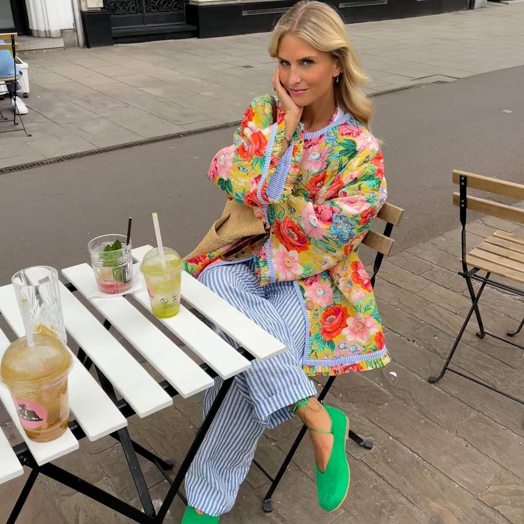 Damesblazer met levendige bloemenprint, ideaal voor zomerse dagen. Trendy & comfortabel.