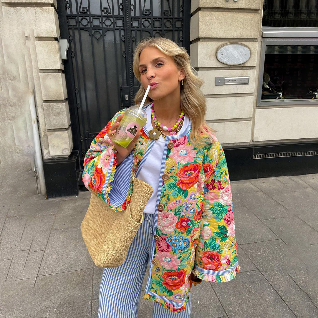 Trendy Eva damesblazer met frisse bloemenprint. Een comfortabele en chique toevoeging aan je zomeroutfit.
