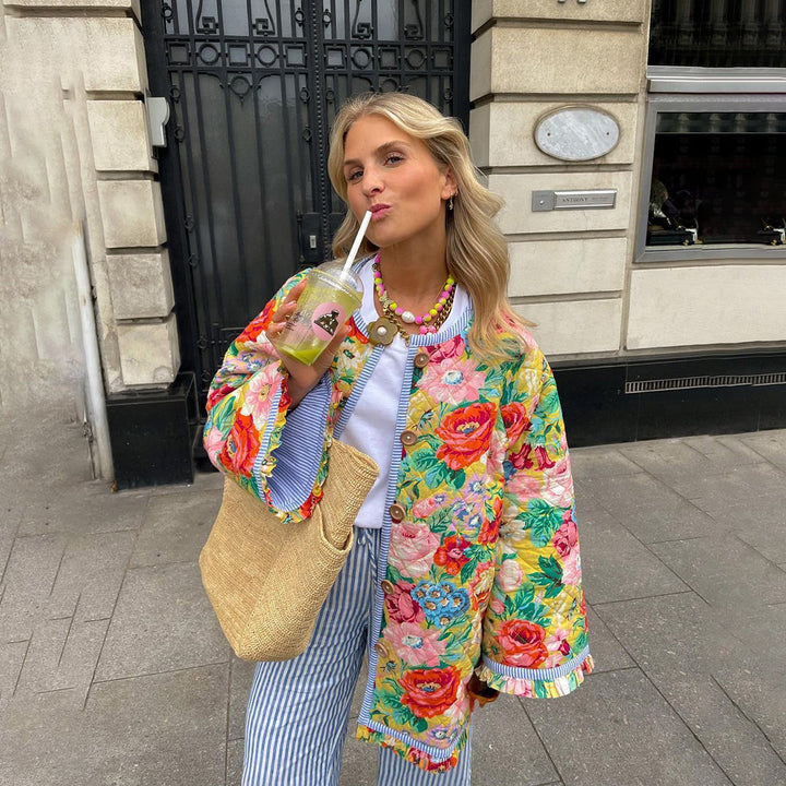 Trendy Eva damesblazer met frisse bloemenprint. Een comfortabele en chique toevoeging aan je zomeroutfit.