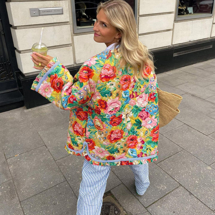 Comfortabele dames zomerblazer met modieuze bloemenprint. Ideaal voor een stijlvolle, ontspannen look.