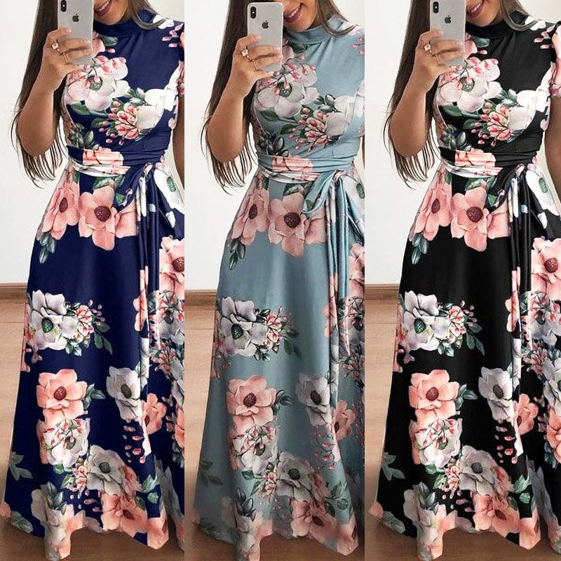Elegante dames bloemenjurk gedragen door model, perfect voor casual of chique zomerse dagen. Frisse printjurk.