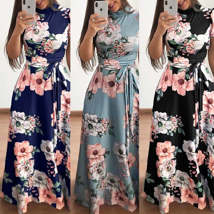 Elegante dames bloemenjurk gedragen door model, perfect voor casual of chique zomerse dagen. Frisse printjurk.