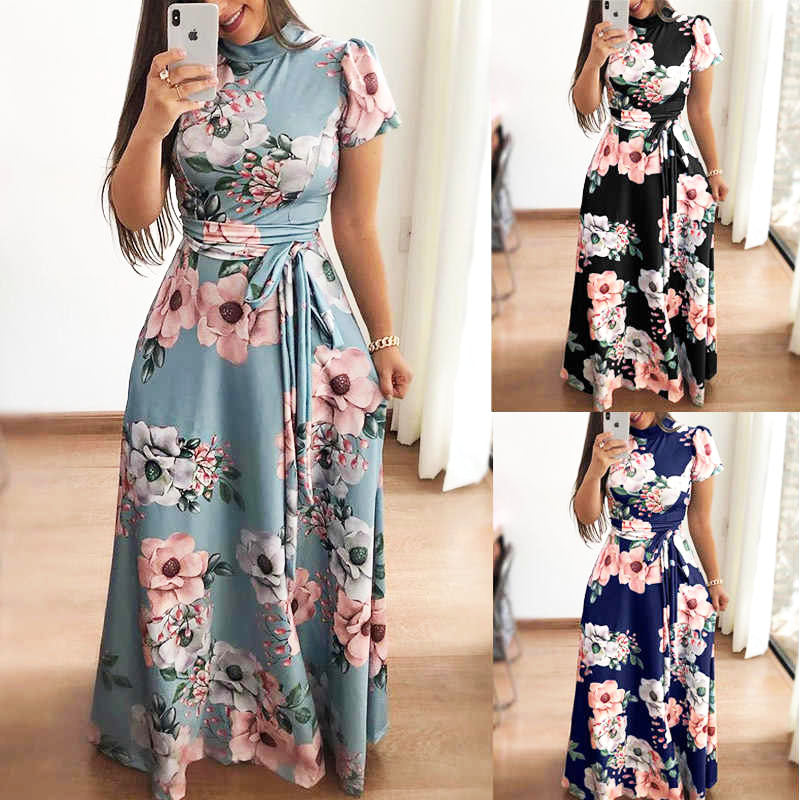 Close-up van de bloemenprint op de comfortabele dames zomerjurk, benadrukt de kwaliteit van de stof. Stijlvolle printjurk.