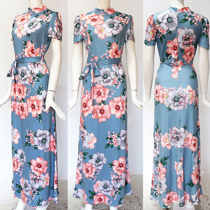 Zijkant van de vrolijke dames bloemenjurk, toont de zwierige pasvorm. Ideaal als casual zomerjurk of strandjurk.