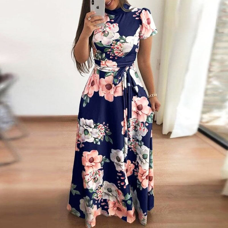 Dames bloemenjurk in een buitenomgeving, perfect als luchtige zomerjurk of casual strandjurk. Comfortabele vrouwenmode.