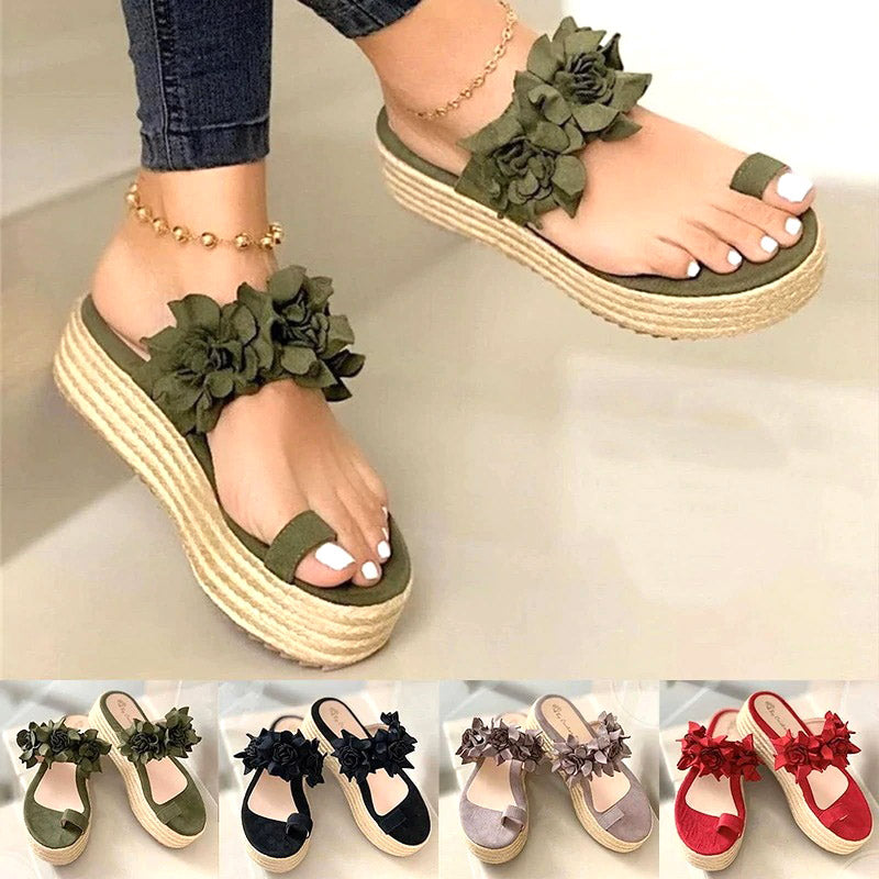 Rode elegante zomersandalen met bloemenaccent voor dames, perfect voor een opvallende zomerse outfit.