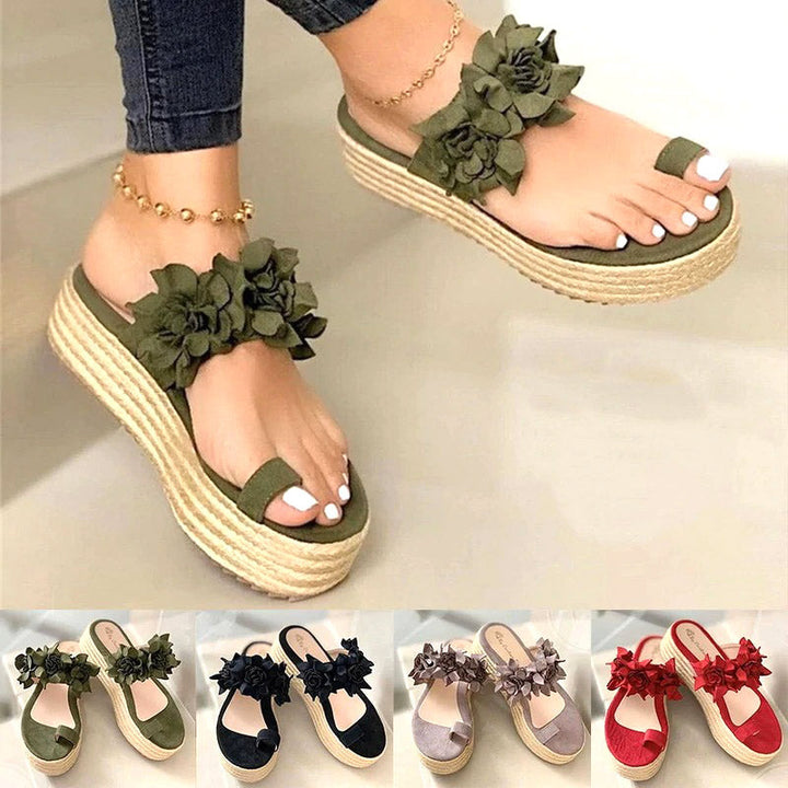 Rode elegante zomersandalen met bloemenaccent voor dames, perfect voor een opvallende zomerse outfit.