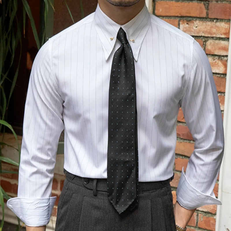 Heren formeel slim fit overhemd met fijne streep, ideaal voor zakelijke of smart casual gelegenheden.