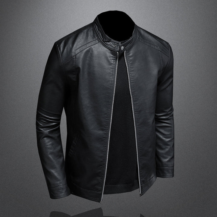 Zwarte heren leren jas, ideaal voor een stijlvolle look in de herfst en lente. Comfortabele bikerjas van nieuwe collectie.