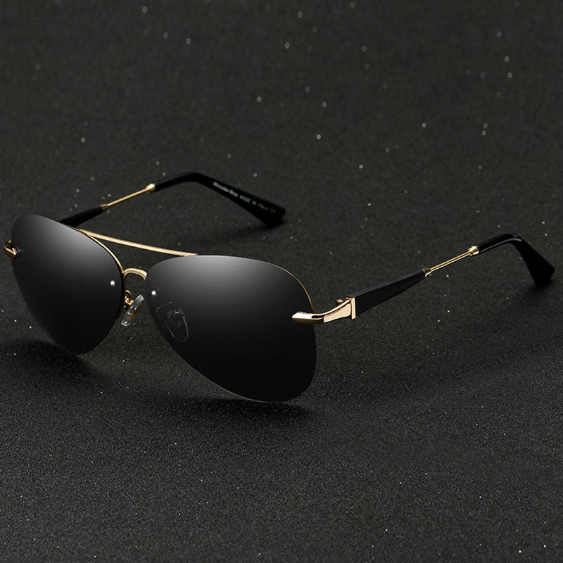 Dichtbij: Gouden metalen montuur van de unisex aviator zonnebril met donkere gepolariseerde glazen, UV400.