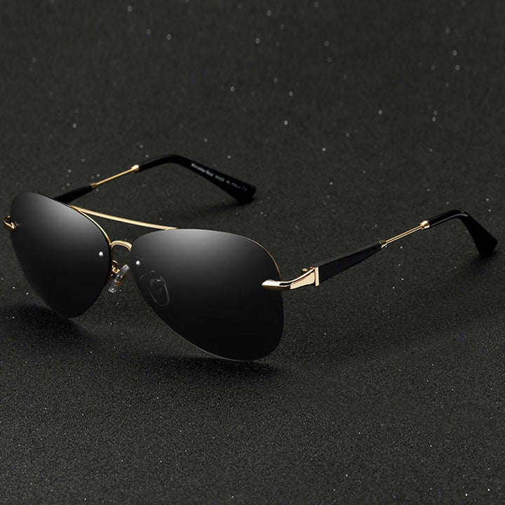 Dichtbij: Gouden metalen montuur van de unisex aviator zonnebril met donkere gepolariseerde glazen, UV400.