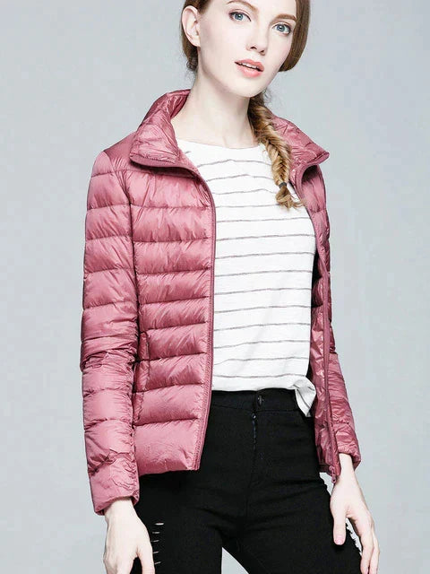 Vrouw draagt een effen, lichtgewicht dames winterjas; comfortabele en stijlvolle bovenkleding.