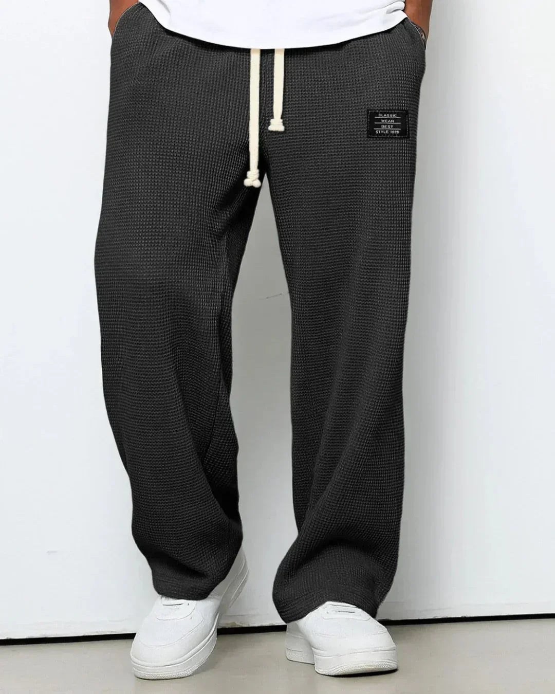 Zwarte heren vrijetijdsbroek Toby met elastische tailleband, trekkoord en ruime zakken.