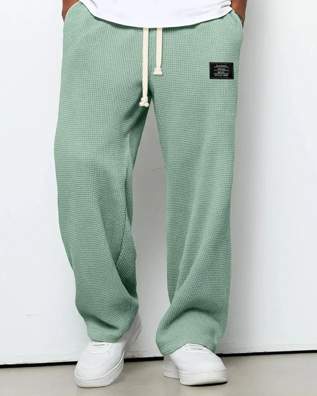 Veelzijdige groene herenbroek met trekkoord, geschikt als loungebroek of casual vrijetijdsbroek.