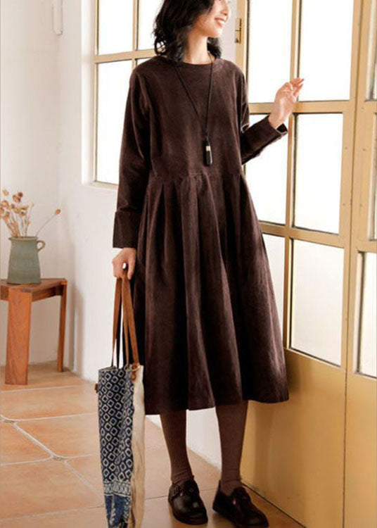 Close-up van de zachte corduroy stof van de Emilia damesjurk, perfect voor warmte en stijl in de herfst/winter.