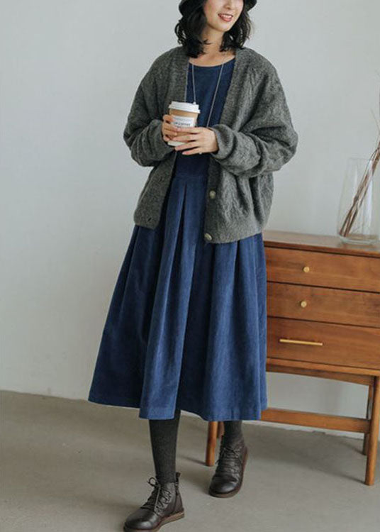 Model draagt casual Emilia corduroy damesjurk met lange mouwen, comfortabel voor dagelijks gebruik in de herfst.