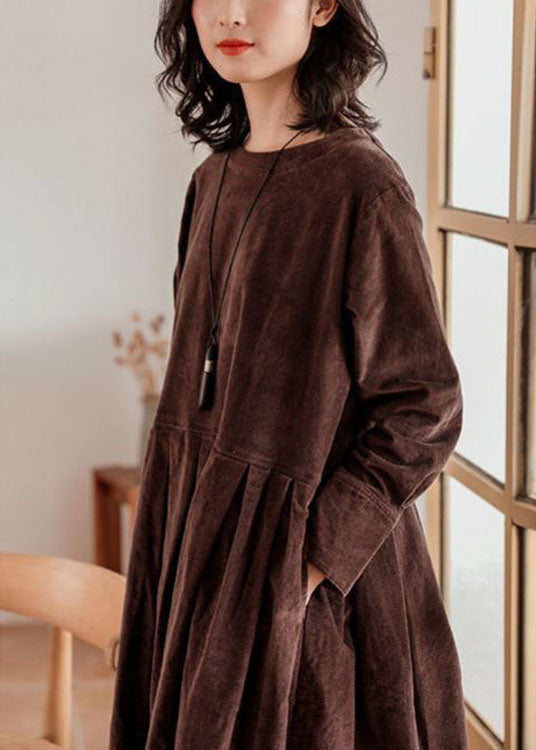 Achterkant van de comfortabele Emilia dames corduroy jurk, met lange mouwen, geschikt voor koude herfst/winter dagen.