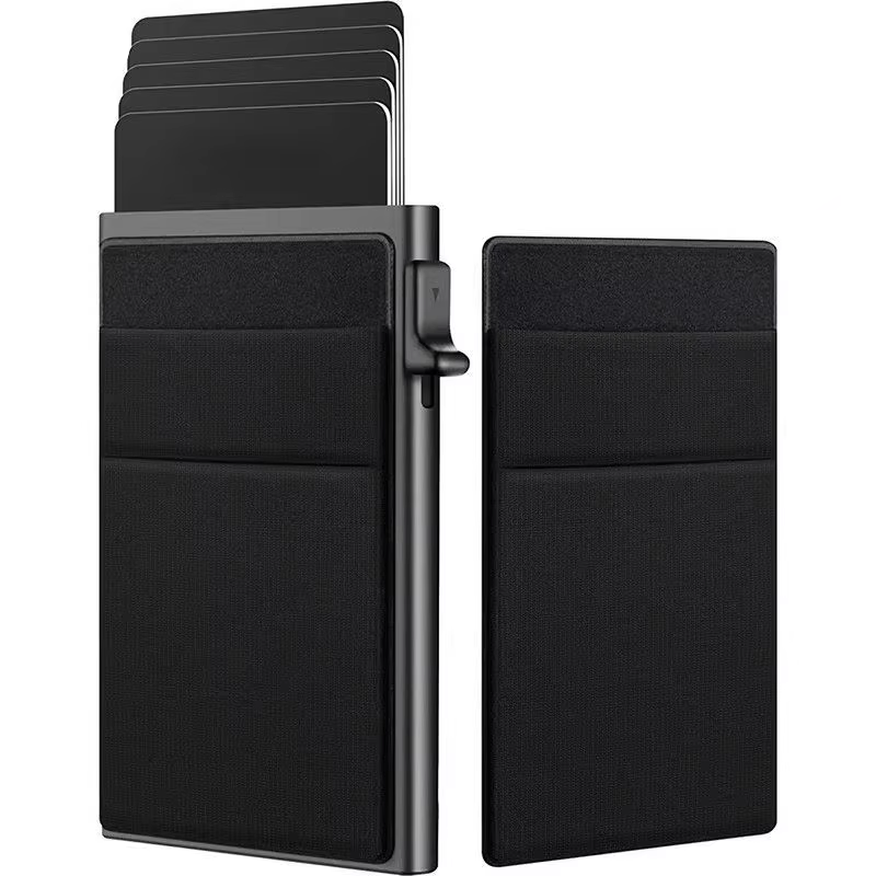 Slimme RFID creditcardhouder voor heren, compact en veilig, dun metalen design.