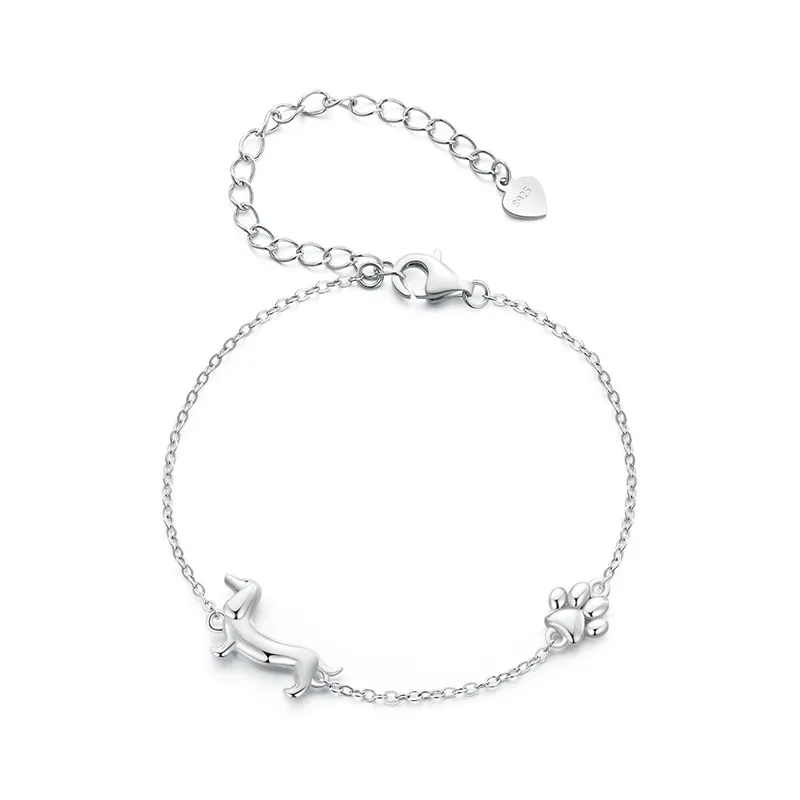 Verzilverde dames bedelarmband met schattige teckel bedel. Verstelbaar sieraad voor hondenliefhebbers, ideaal cadeau.