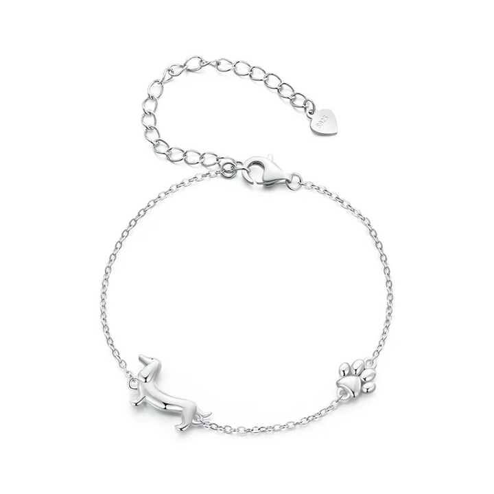 Verzilverde dames bedelarmband met schattige teckel bedel. Verstelbaar sieraad voor hondenliefhebbers, ideaal cadeau.