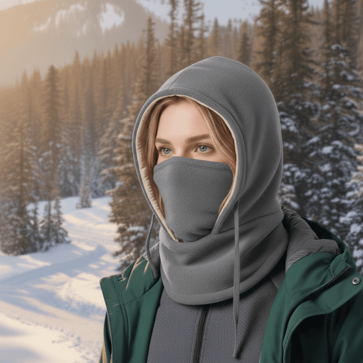 Compacte unisex wintermuts met fleece, opgevouwen en klaar voor winterkleding of buitensportuitrusting.