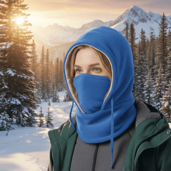 Unisex winddichte fleece wintermuts in een besneeuwd landschap, perfect voor warmte tijdens wintersport.