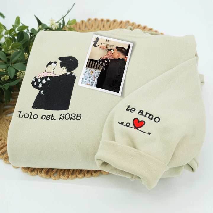 Close-up van geborduurde tekst op custom heren hoodie, perfect verjaardagscadeau voor mannen.