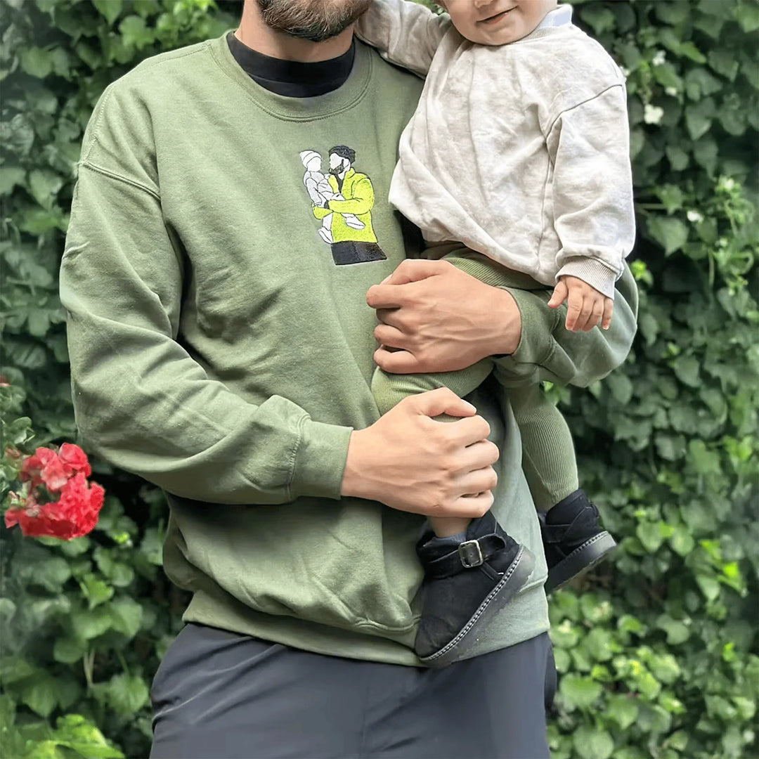 Vooraanzicht van gepersonaliseerde geborduurde heren hoodie, perfect cadeau voor papa's verjaardag.