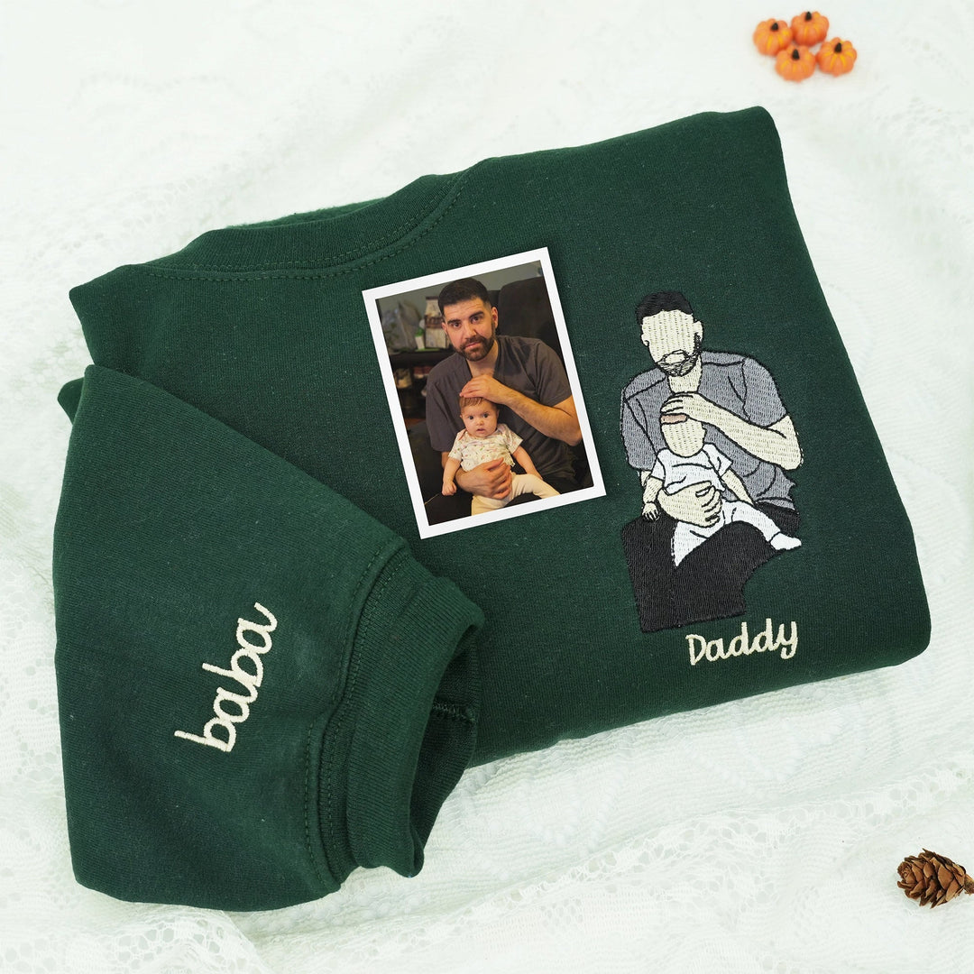 Man draagt comfortabele, gepersonaliseerde hoodie, uniek cadeau voor papa.