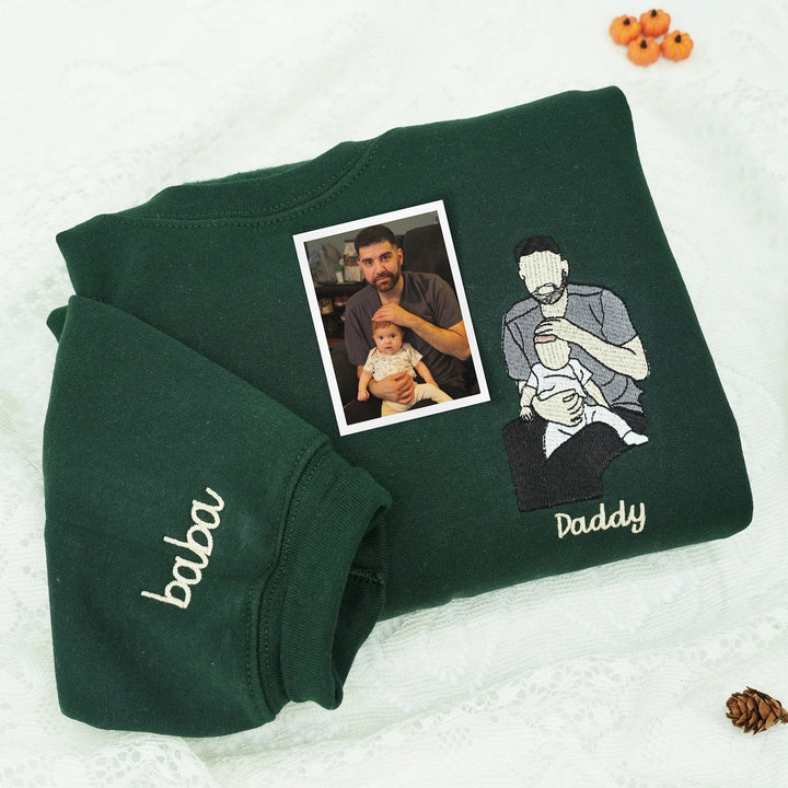Man draagt comfortabele, gepersonaliseerde hoodie, uniek cadeau voor papa.