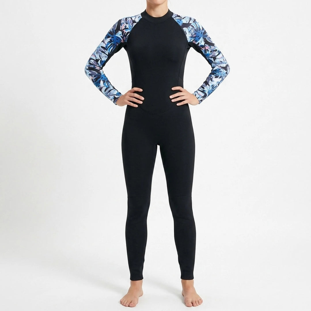 Sportief dames full-body wetsuit voor koel water, biedt warmte en bescherming bij zwemmen & duiken.