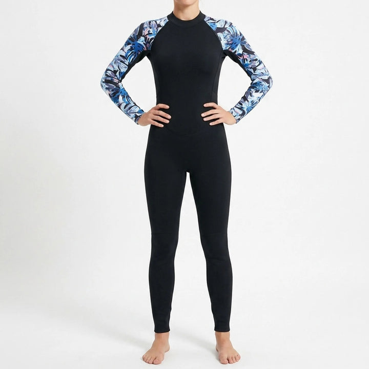 Sportief dames full-body wetsuit voor koel water, biedt warmte en bescherming bij zwemmen & duiken.