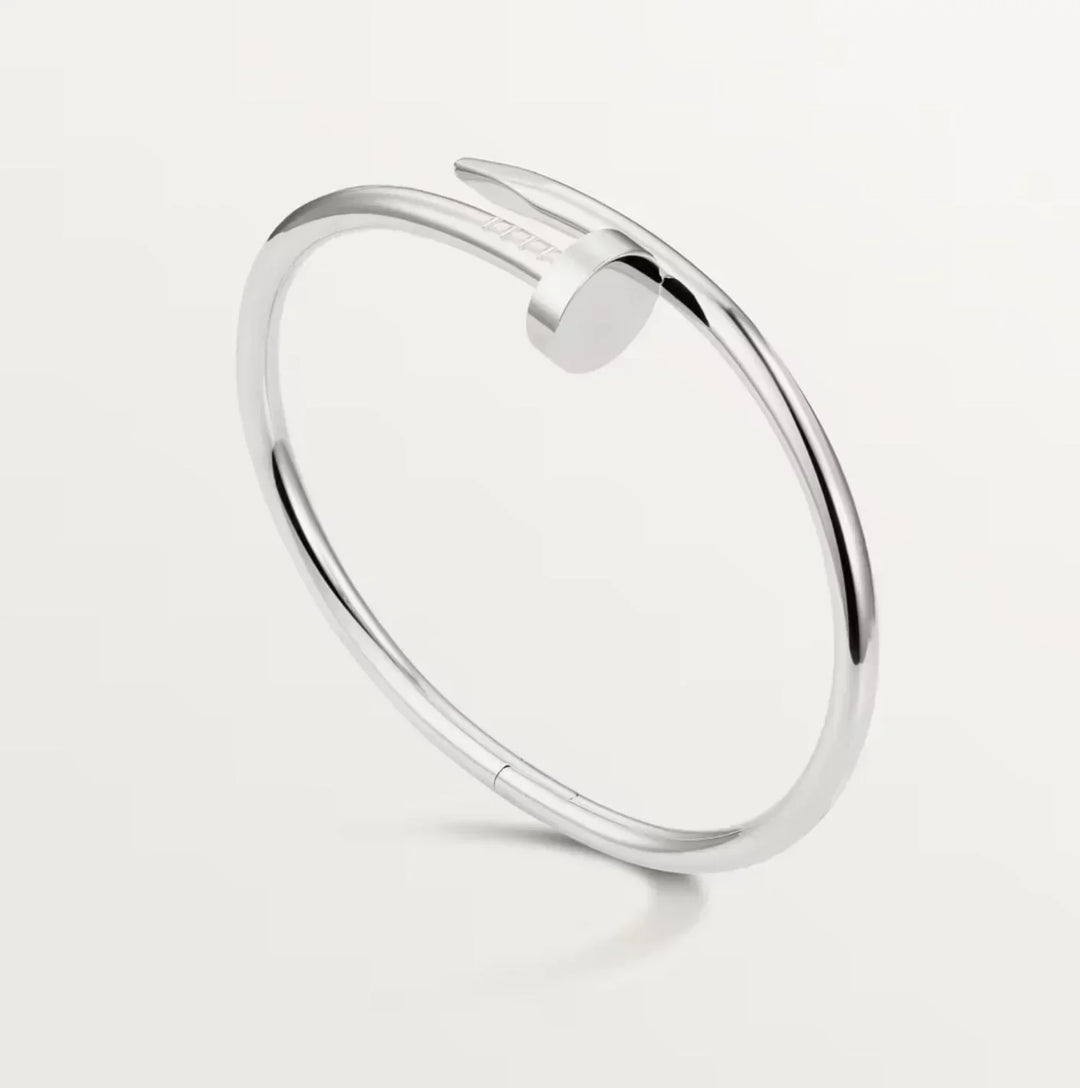 Unisex zilveren nagelarmband Valen. Stijlvolle spijker cuff armband van gepolijst zilver, modern en minimalistisch.