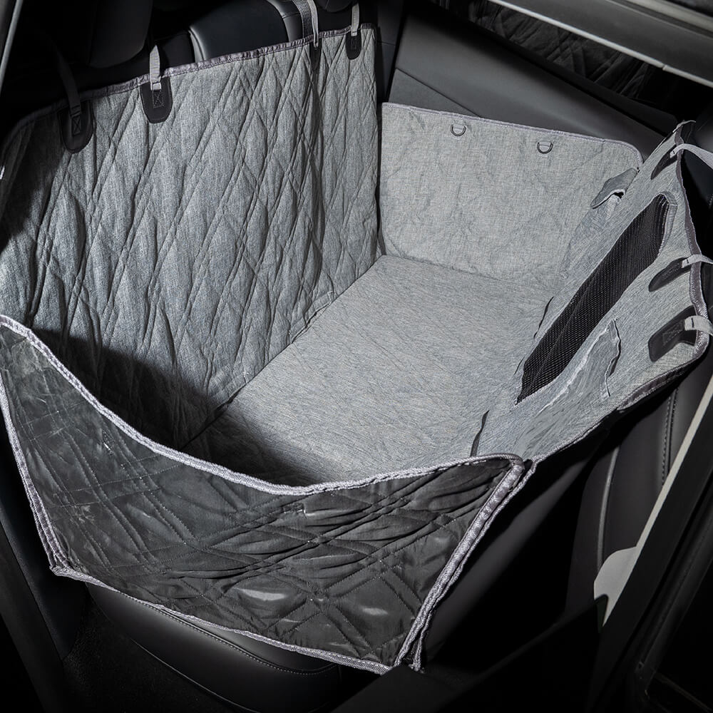 Comfortabele en hygiënische waterdichte autostoelhoes voor honden tijdens autoritten.