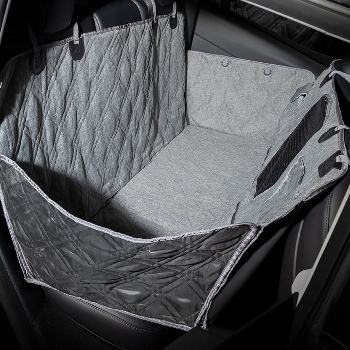 Comfortabele en hygiënische waterdichte autostoelhoes voor honden tijdens autoritten.