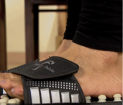 Detail van de voetmassage slipper met reflexologie noppen voor effectieve drukpuntstimulatie en ontspanning.
