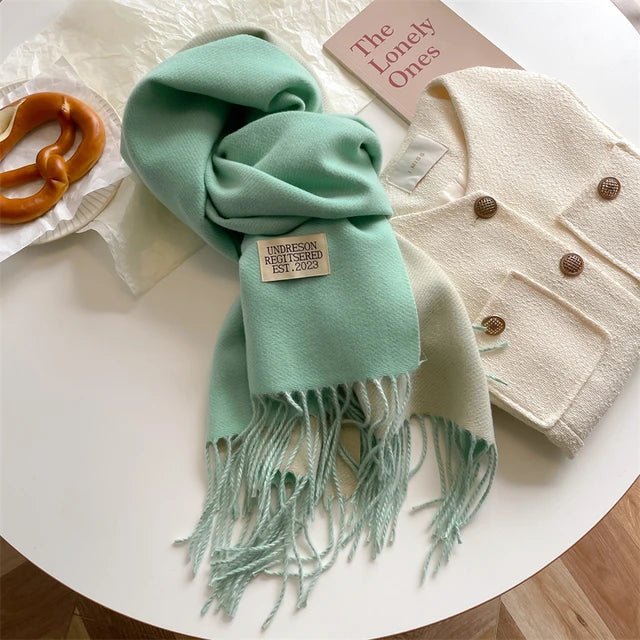 Dik gebreide wollen sjaal, zacht aanvoelend. Een stijlvol en warm winter accessoire.