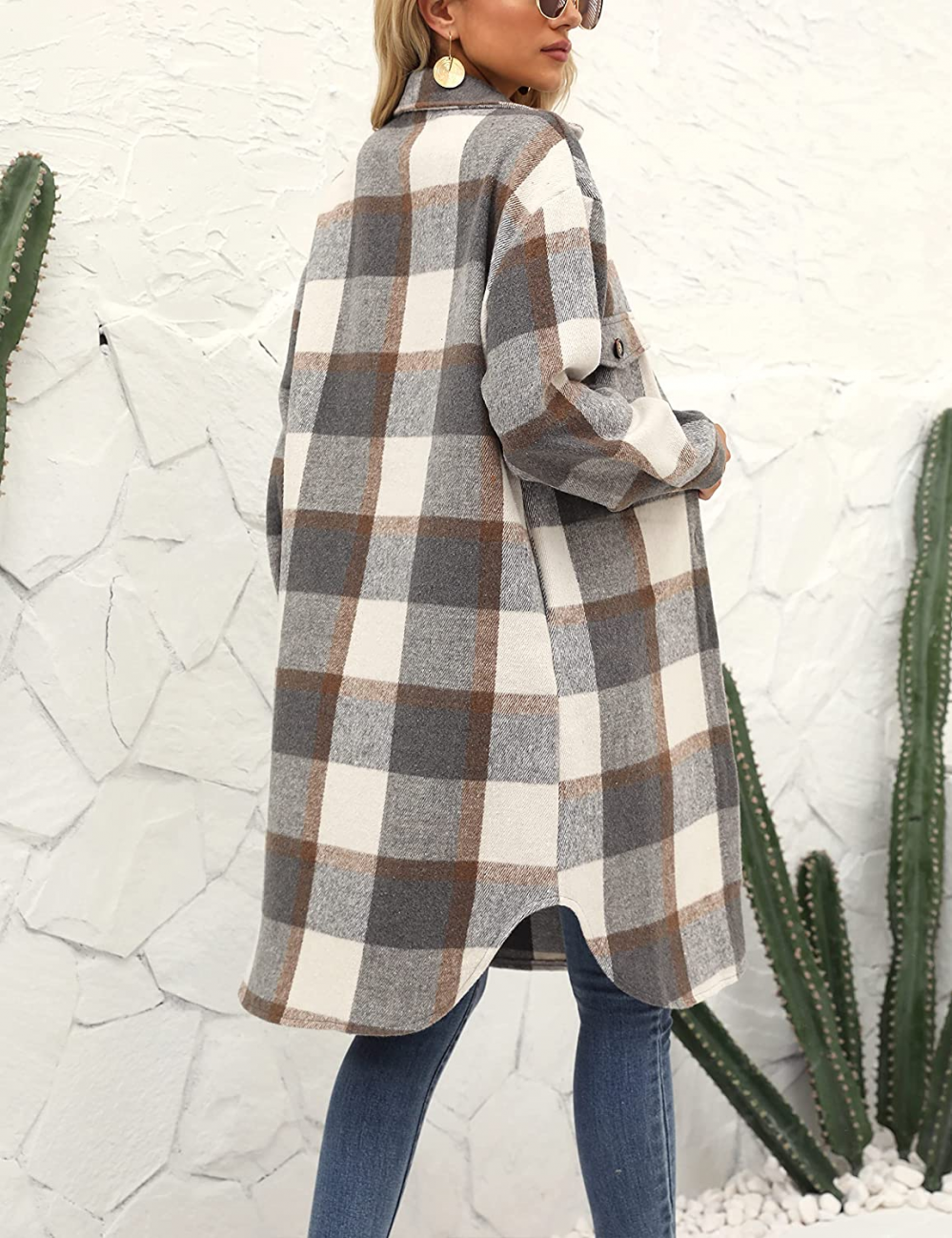 Dames lange overjas met ruitpatroon. Trendy, casual en perfect voor herfst- en wintermode.
