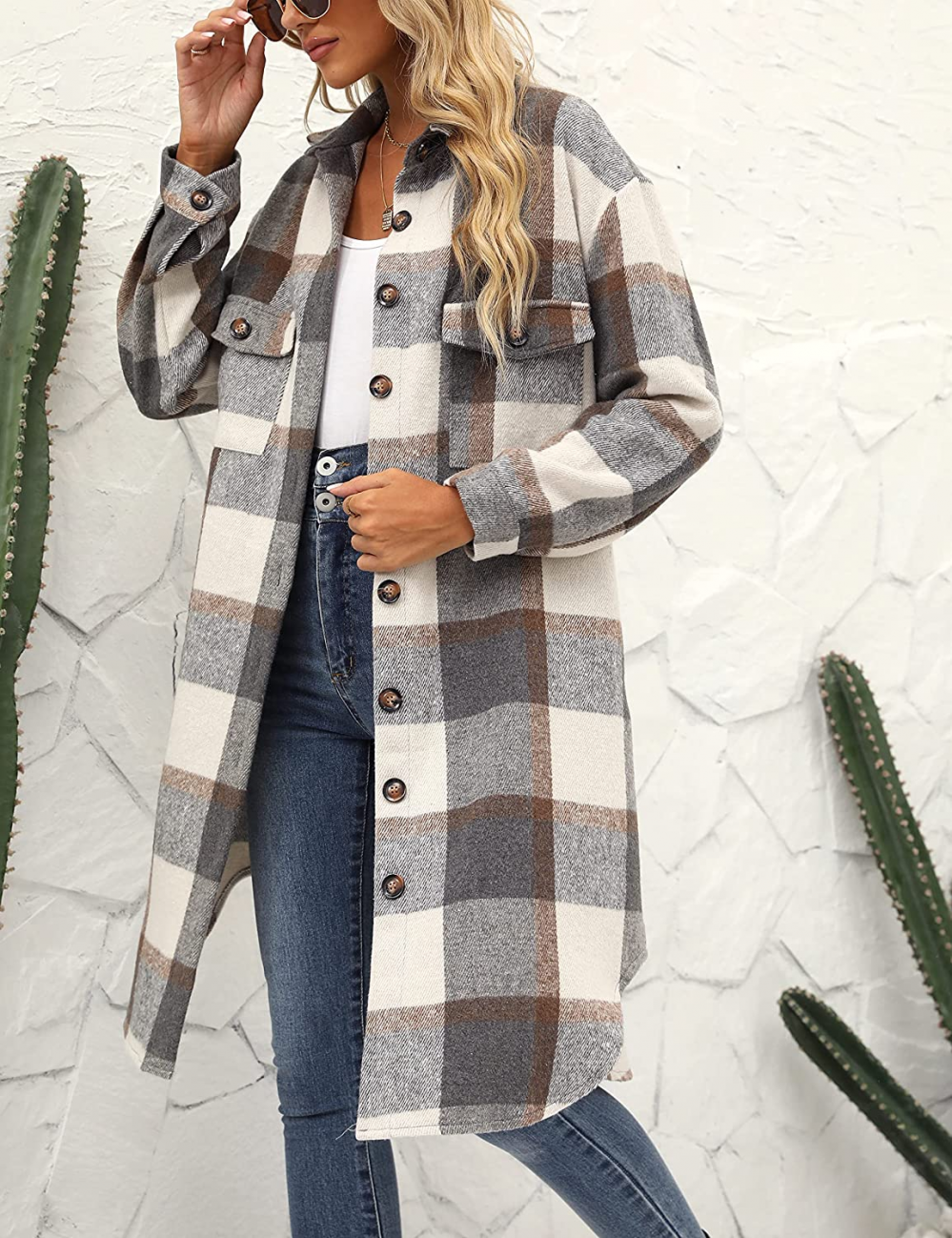Elegante lange geruite winterjas voor vrouwen. Stijlvolle en warme optie voor de kou.