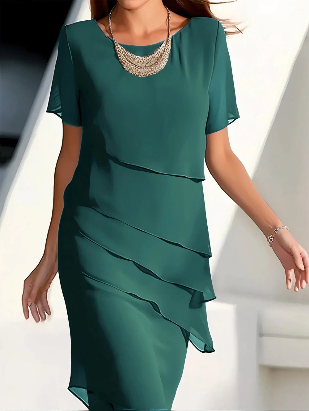 Bordeauxrode elegante damesjurk, comfortabele midi lengte. Ideaal voor casual of feestelijke gelegenheden.
